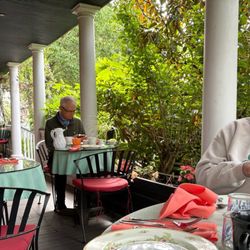 Porches on the Towpath - Bed & Breakfast - Yummy breakfast on the porch