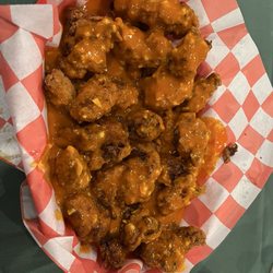 Two Tees - Boneless hot garlic wings