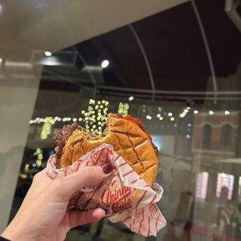 Skinny Louie - Smash burger with beacon - Burgers Near Me - Miami, Florida