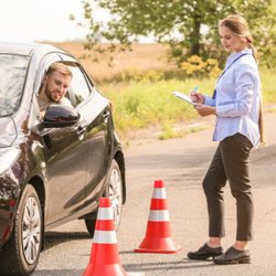 Escuela de Automovilismo Jorge Cordoba - Con nosotros toma el Examen Practico, en un ambiente de total relajacion.