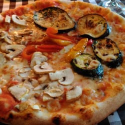 Pane e Vino - Pizza Contadina. Geschmacklich und handwerklich echt gut. Teig lecker, er hätte nen Hauch dünner sein können - Geschmackssache.