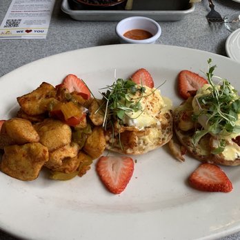 Solun tapas bar restaurant - Lobster Eggs Benedict and home fries with peppers. - Tapas Bars Near Me - Woodbridge, Connecticut
