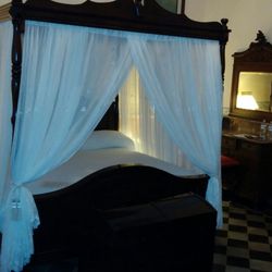 Hacienda Kaan AC - Suite located in the castle with period furnishings and original tiled floors.