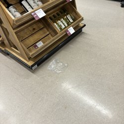 Food Lion - I bet this Trash on the floor has been here for a week. Nobody cares at this trashy Food Lion!