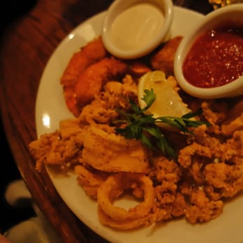 Shaw's Crab House - Hot Appetizer Combination :    mini crab cake, crispy calamari & french fried shrimp - Seafood Near Me - Chicago, Illinois