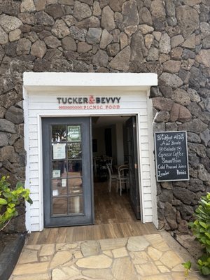 Tucker & Bevvy by null