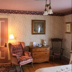 Holidae House Bed & Breakfast - Bedrooms are beautifully decorated and very spacious.