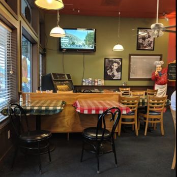Cousin Vinnie's NY Pizza Cafe - Pizza Near Me - Friday Harbor, Washington
