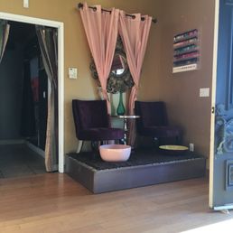 Unique and charming atmosphere. Massages, hair, nails and more. Unique and charming atmosphere. Massages, hair, nails and more.