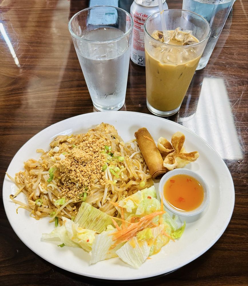 Tee Nee Thai Logo