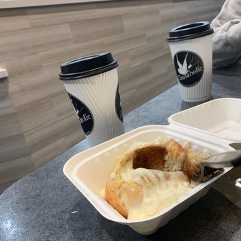 Cinnaholic - Regular cinnamon roll with tea - Desserts Near Me - Corona, California Cinnaholic - Regular cinnamon roll with tea - Desserts Near Me - Corona, California