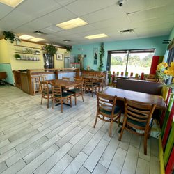 Sunflower Bistro and Catering - Bright and cozy dining area