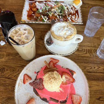 Madres Brunch - Iced Dulce de leche latte and mazapán latte - Breakfast & Brunch Near Me - Long Beach, California
