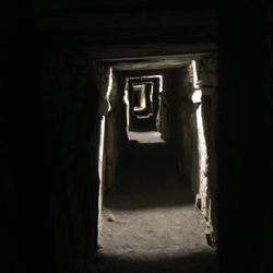 Knowth - Weg innerhalb des Haupthügels (nicht begehbar)