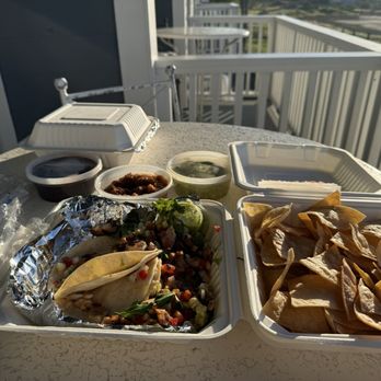 Cinco - Chicken Tacos de Pollo Asado (2pcs) & Chips, Guacamole y Salsa - Mexican Near Me - Los Angeles, California