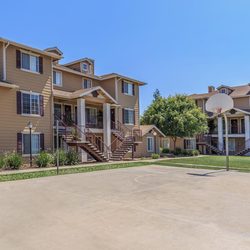 Chesapeake Bay Apartments - Basket ball court