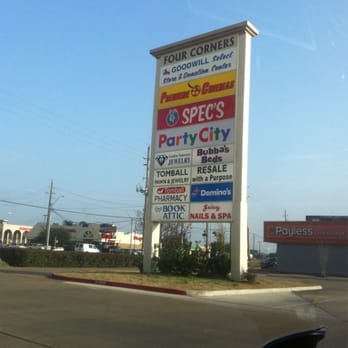 Chang's Gourmet - Is it in here? Beats me, the woman answering the phone wouldn't clarify, and hung up!  Onward towards somewhere w/o an attitude! - Chinese Near Me - Tomball, Texas