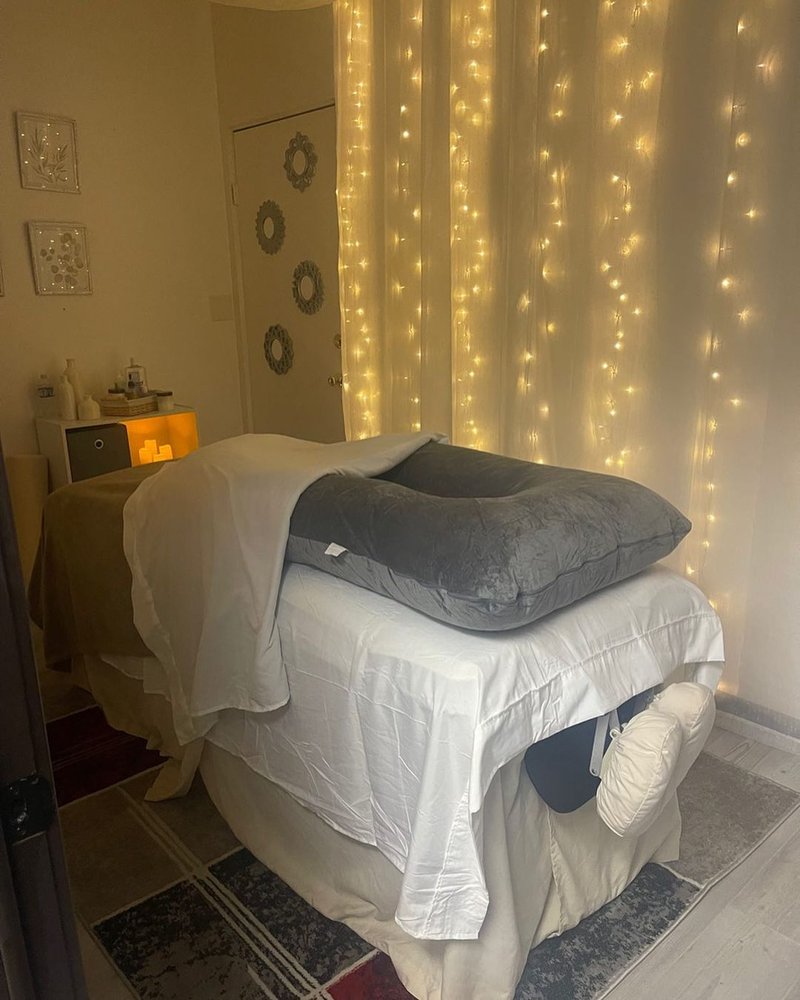 Emerald's Massage Wellness Logo