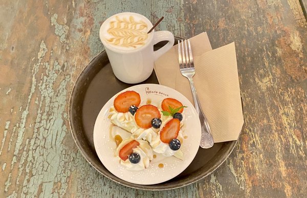 Cafe Bench | Crêpe Flushing by null