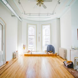 Sat Nam Yoga Chicago - Sunny practice rooms.