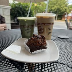 Ava Roasteria - Iced Matcha Latte, Iced Latte, Macaroon