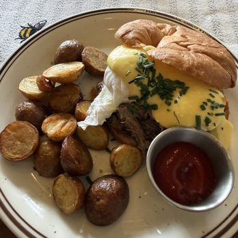 Honeybees - Benedict short ribs and potatoes - Coffee & Tea Near Me - San Diego, California Honeybees - Benedict short ribs and potatoes - Coffee & Tea Near Me - San Diego, California