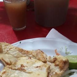 Restaurante El 30 - Pechuga asada con agua de tamarindo.