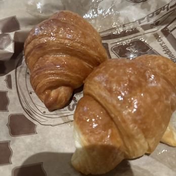Cheddar's Scratch Kitchen - The Honey Butter Croissants - American Near Me - Jacksonville, Florida