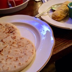 Willy's Place - Pupusas de queso & tamal de elote con crema