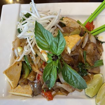 Dee Dee Vegan Thai - Drunken Noodles with fresh tofu - Vegan Near Me - Portland, Oregon Dee Dee Vegan Thai - Drunken Noodles with fresh tofu - Vegan Near Me - Portland, Oregon