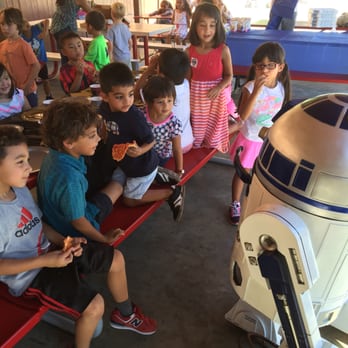 Character Masters - R2D2 visits the class lunch pizza party! - Party Characters Near Me Character Masters - R2D2 visits the class lunch pizza party! - Party Characters Near Me