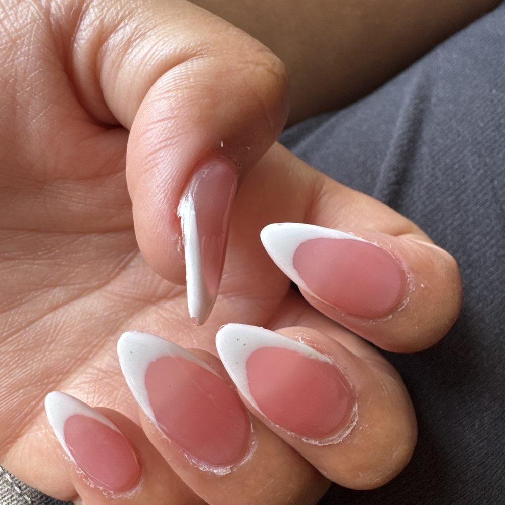 Full set acrylic beyond messy did not clean up the cuticles did not trim nails, nail polish is bubbly and spotty Full set acrylic beyond messy did not clean up the cuticles did not trim nails, nail polish is bubbly and spotty