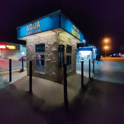 Agua Purificada - Water station.