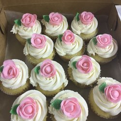 The Pie Hole - Elegant cupcakes with chocolate roses