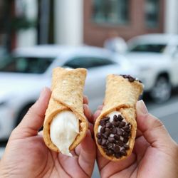 Bova's Bakery - Cannoli