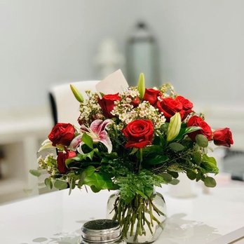 Lange's Woodland Flowers - Beautiful Valentine flower arrangement - Florists Near Me - Lemont, Illinois