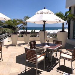 Brio Health Spa and Fitness Center - Upstairs is a health cafe with smoothies, fresh juices and salads where you can sit and enjoy the ocean breeze and view.