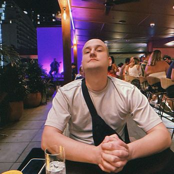 Hideout - Bars Near Me - Honolulu, Hawaii