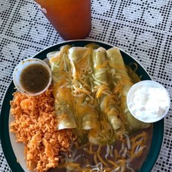 Los Koritas Restaurant - Enchiladas Verde with rice and beans and sour cream