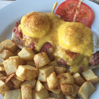 Bea Bea's - Corned beef hash with poached eggs - Coffee & Tea Near Me - Burbank, California Bea Bea's - Corned beef hash with poached eggs - Coffee & Tea Near Me - Burbank, California