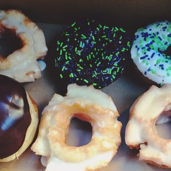 Top Pot Doughnuts - Old fashioned glazed, bavarian cream, and Seahawk donuts. - Bakeries Near Me - Seattle, Washington Top Pot Doughnuts - Old fashioned glazed, bavarian cream, and Seahawk donuts. - Bakeries Near Me - Seattle, Washington