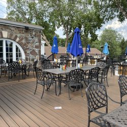 The Back Nine Tavern - Outdoor deck dining