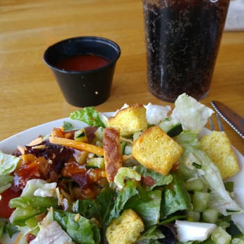 Applebee's Grill + Bar - The best salad! - American Near Me - Mansfield, Ohio