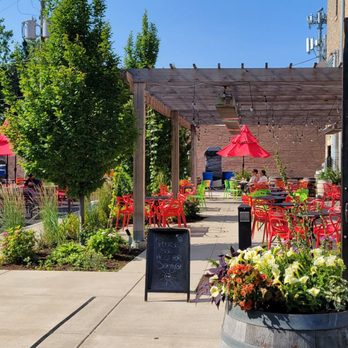 Eris Brewery and Cider House - Entrance and outdoor area - Cideries Near Me - Chicago, Illinois