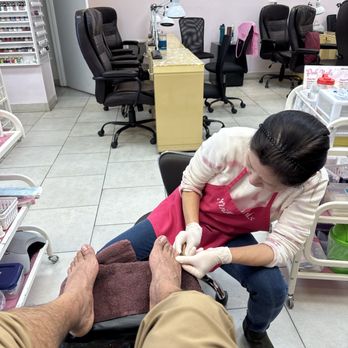 Pink Nails - Tech getting my toes taken care of during my pedicure! - Nail Salons Near Me - South Pasadena, California