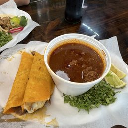 QUESA-BIRRIA con CONSOME QUESA-BIRRIA con CONSOME