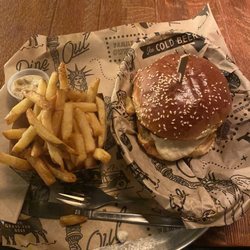 Manhattn’s Burgers - NY Raclette burger