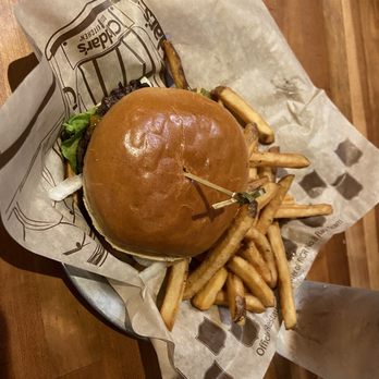 Cheddar's Scratch Kitchen - Classic Burger - American Near Me - Brentwood, Tennessee