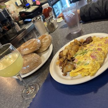 The Shipwreck Diner - Diners Near Me - Northport, New York