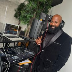 DJ Chicagodave - DJ Chicagodave in his element!